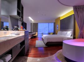 LiT BANGKOK Hotel, מלון ב-פתומוואן, בנגקוק