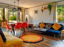 Wooden Cosy Retreat Hunters Quay，達農的附設泳池的飯店