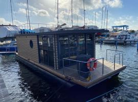 Hausboot Fjord Lyra mit Biosauna in Barth, хотел в Барт