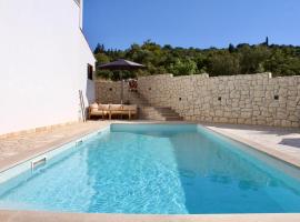 Villa Bora - Ferienhaus am Meer、スラティネのホットタブ付きホテル