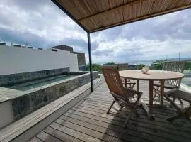 3 bedroom Penthouse with pool overlooking the ocean in Tamarin