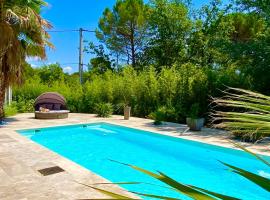 studio indépendant dans villa avec piscine jacuzzi, holiday home in Vidauban