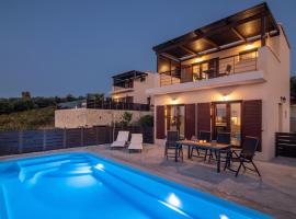 Brand new Villa Plyto - Amazing views - Heated pool, hotel dengan parking di Epáno Váthia