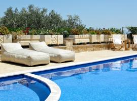 Luxury Villa Noesis with Pool and Seaview, luksushotelli kohteessa Roussospítion