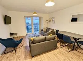 Spacious 2 bed ground floor apartment, Free parking, close to Historic dockyard & Gunwharf Quays