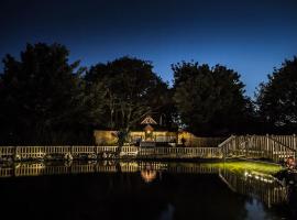 Romantic Treehouse with Hot Tub & BBQ Lodge, hotel in Praze an Beeble