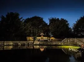Romantic Treehouse with Hot Tub & BBQ Lodge