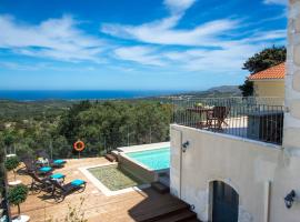 Villa Cretan View with Heated Swimming Pool, villa en Pátima