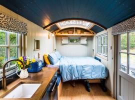 Nutkins Luxury Shepherd Hut with hot tub close to Lyme Regis, hotel in Uplyme
