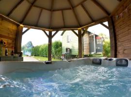 Romantic Retreat - Luxury Shepherds Hut + Hot Tub!, atostogų būstas mieste Kambornas
