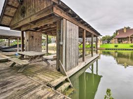 Quiet Lake Conroe Townhome with 2 Boat Slips!, hotel em Willis