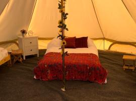 Strawberry Fields Glamping at Cottrell Family Farm, hotel in zona Easthampstead Park Conference Centre, Wokingham