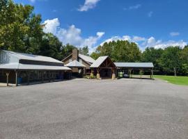 7. gorgeous creekfront lodge, hotel in Guntersville