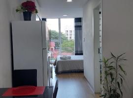 BAMBOO APARTAMENTO MONOAMBIENTE-frente a MALL VENTURA, hotel in Santa Cruz de la Sierra