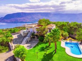 Villa Afroditi in Chania near Airport with Private Pool, Free Wi-Fi, Souda Bay Views, Garden Oasis, hotel in Kounoupidhianá