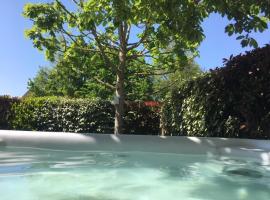 Appartement contemporain jardin & jacuzzi, self catering accommodation in Voisins-le-Bretonneux