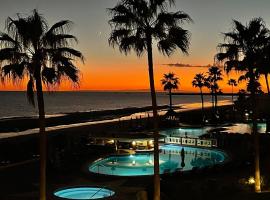 Sonoran Sea Resort BEACHFRONT Condo E203, aparthotel in Puerto Peñasco