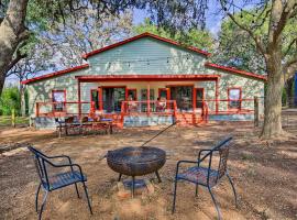 Cabin in Helotes Hill Country about 9 Mi to Old Town!, holiday rental in Helotes
