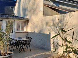 Le Gîte de la fontaine, hotel dengan parkir di Neuvy-le-Roi