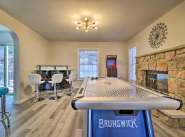 Movie Room, Hot Tub Pocono Vacation Rental!, ξενοδοχείο σε East Stroudsburg