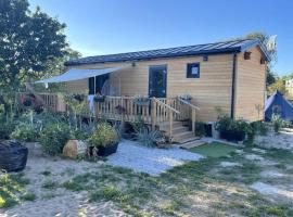 Tiny beach house heated and airconditioned, hotel in Wapnica