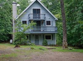 Cheerful Chalet, hotel with parking in Moultonborough