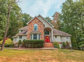 Blue Mountain Lake Pocono House, Ferienunterkunft in East Stroudsburg