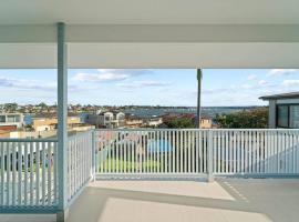 Sky Home - Two Bedroom Loft Townhouse with Bay Views, apartment in Sydney