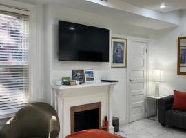 Large DUPLEX Apt 2Bdrm 1Den-Metro