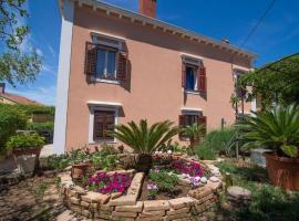 Apartments by the sea Losinj, Losinj - 20783, hotel in Mali Lošinj