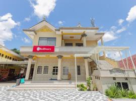RedDoorz Plus @ Villa Bontes Batu, hótel í Batu