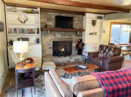 Pet friendly cabin on 5 Acres near Boone & parkway, αγροικία 