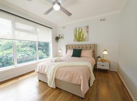 Pet-friendly Bayside 4BR Rental House near Mentone、Parkdaleのキッチン付きホテル