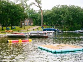 Swan Lake Resort & Campground، فندق في Fergus Falls