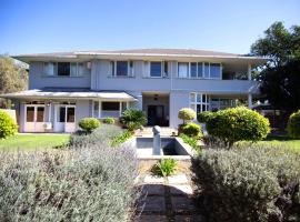 The Boston Guest House, hotel em Bellville