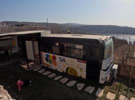 The Bus, rental liburan di Majdal Shams