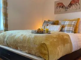 COSY COTTAGE ON BERNARDS HILL by SHIRE STAYS