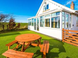 "Woodlands" by Greenstay Serviced Accommodation - Luxury 3 Bed Cottage In North Wales With Stunning Countryside Views & Parking - Close To Glan Clwyd Hospital - The Perfect Choice for Contractors, Business Travellers, Families and Groups, lúxushótel í Bodelwyddan