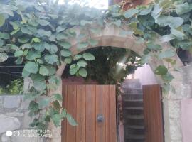 George Traditional Chalet, cabin in Marouloú