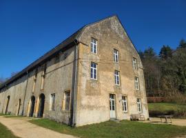 Family-friendly accommodation in the forges of Orval opposite the abbey, hotel com estacionamento em Abbaye dʼOrval