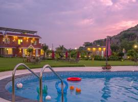 StayVista at Hillside Paradise, hotel sa bazenima u gradu Dhauj