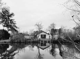 Rustig gelegen chalet Kapeki met tuin aan het water, hótel í Geel