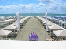 Danio beach house, hotel in Lido di Camaiore