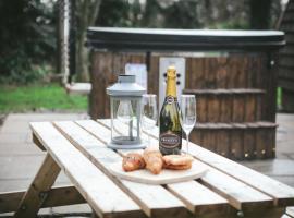 Dog Friendly Glamping Pods with Hot Tubs, holiday home in Dwyran