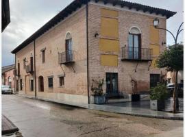 Hotel Restaurante Doña Elvira、Nava del Reyのホテル