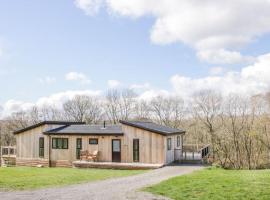 Fabulous detached lodge with hot tub two nights minimum stay, cabin in Bridgnorth