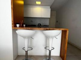 Mono frente al sanatorio de la mujer