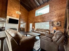 Creekfront Lodge: Brand new!, chalet i Pigeon Forge