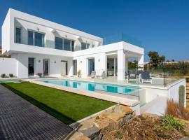 luxurious villa MOGA overlooking the sea and Gibraltar, hotel in San Roque