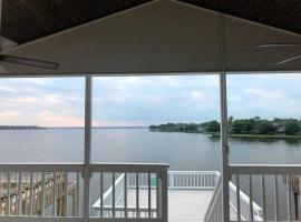 Lake Conroe Waterfront Paradise -Weekly Discounts!, hotel v destinaci Montgomery